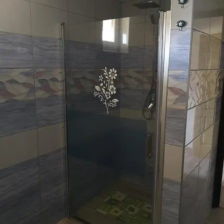 Ezuestfenyo Vendeghaz