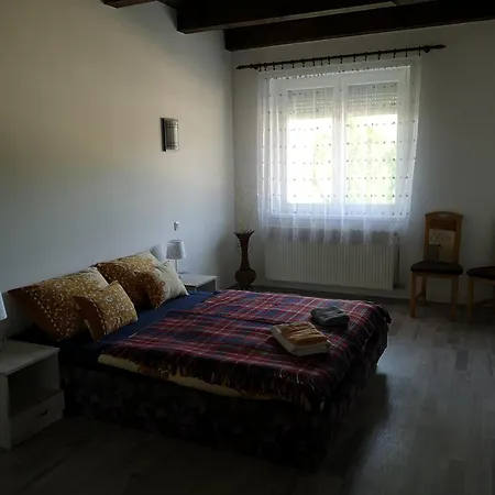 Ezüstfenyő Apartman *